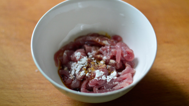 青椒洋葱肉丝,放入碗中,用少许淀粉和<a style='color:red;display:inline-block;' href='/shicai/ 692'>酱油</a>腌制一会