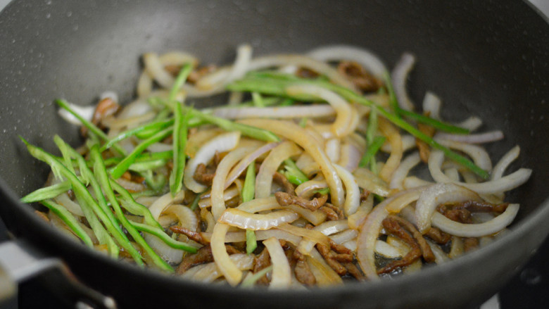 青椒洋葱肉丝,加入青椒丝,翻炒至断生