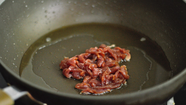 青椒洋葱肉丝,锅里烧热油,放入肉丝