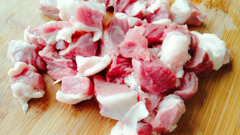 粉蒸牛肉,<a style='color:red;display:inline-block;' href='/shicai/ 216'>牛肉</a>提前冷水浸泡一小时,洗净,沥干水份,切小块。
