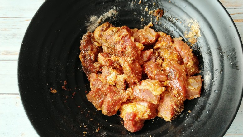粉蒸牛肉,搅拌均匀,让牛肉全部均匀裹上腌料。