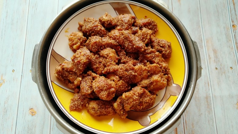 粉蒸牛肉,放入高压锅,上气后,压30分钟。等高压锅自动泄气后在打开盖子。