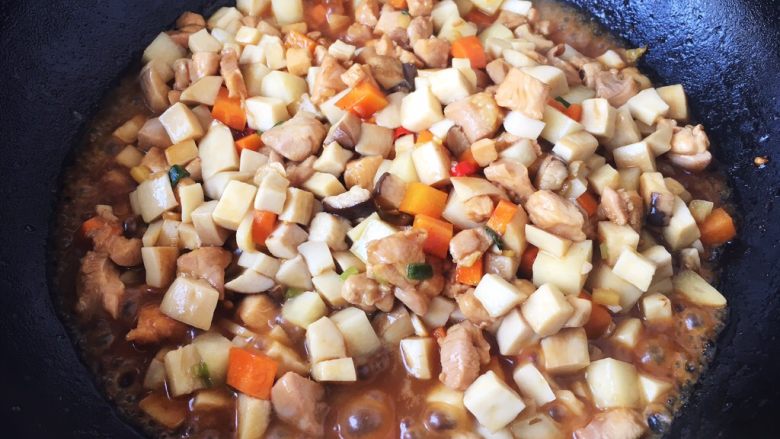 鸡丁炒杏鲍菇,放入杏鲍菇,翻炒均匀至所有食材8成熟。