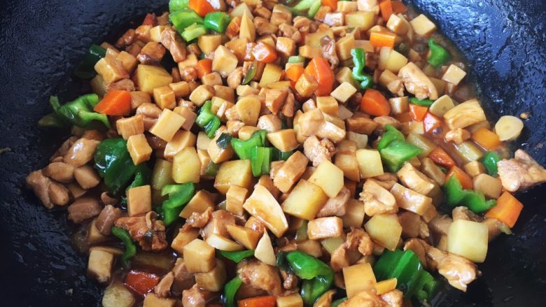 鸡丁炒杏鲍菇,放入青椒丁,翻炒均匀即可。