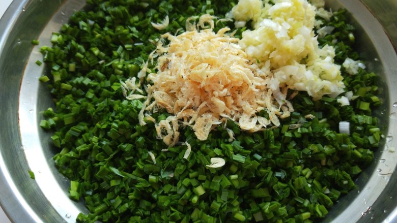 韭菜鸡蛋虾皮馅饼,韭菜放入盆中,加入<a style='color:red;display:inline-block;' href='/shicai/ 288'>虾皮</a>,葱姜末。
