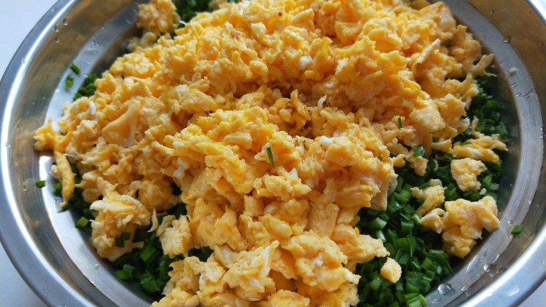 韭菜鸡蛋虾皮馅饼,在加入鸡蛋碎,不要马上搅拌,放在一边去合面。