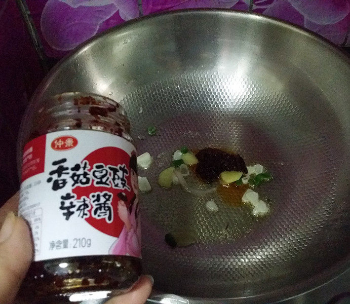 豆豉辣酱爆腰花,重新倒油，下葱姜蒜爆香，调入香菇豆豉辣酱