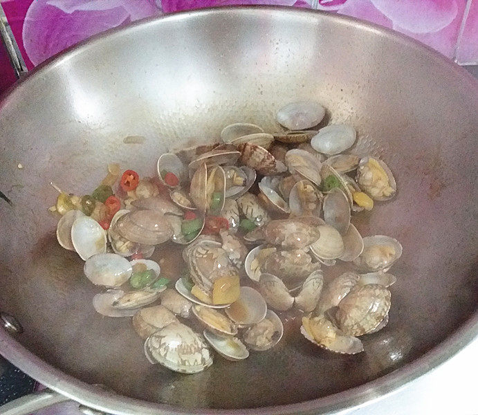 辣炒花蛤,转大火,快速翻炒后烹入<a style='color:red;display:inline-block;' href='/shicai/ 718'>料酒</a>