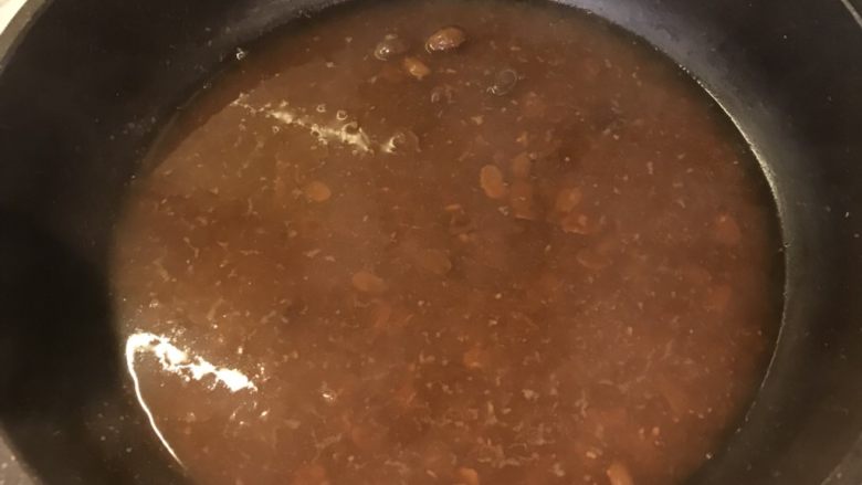 黄豆酱拌豆芽,放入锅中，小火搅拌均匀，加入半碗水，煮至沸腾出锅，最后倒入沥干的豆芽里搅拌均匀
