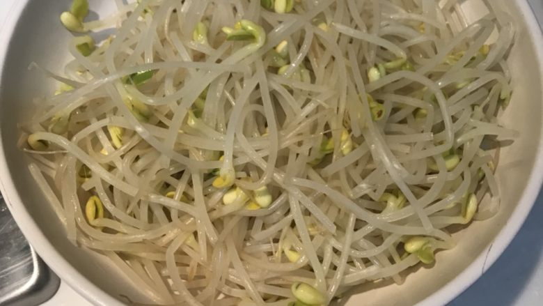 黄豆酱拌豆芽,捞出沥干水分