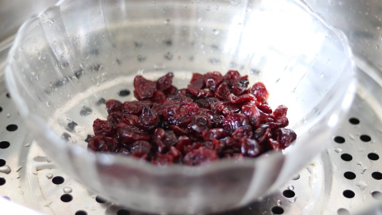 夏日小甜品,豆沙蔓越莓糯米糕,酸甜软糯,<a style='color:red;display:inline-block;' href='/shicai/ 109174'>蔓越莓干</a>洗干净,滤水后蒸大约10多分钟,软了就可以了。