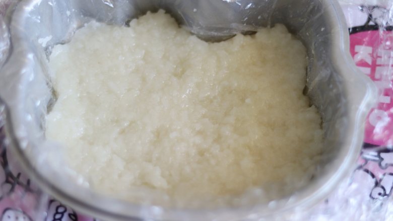 夏日小甜品,豆沙蔓越莓糯米糕,酸甜软糯,找自己合适的模具,放上保鲜膜。放入1/3的糯米,用勺子压实,会比较粘,可以蘸少量的水来辅助压平实。