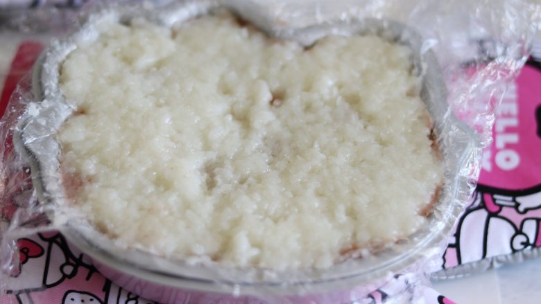 夏日小甜品,豆沙蔓越莓糯米糕,酸甜软糯,铺剩余的糯米,压平实。覆盖保鲜膜再压一压。