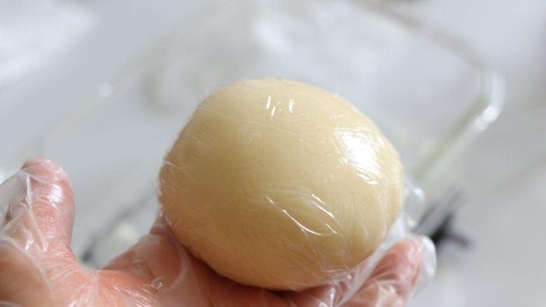 白玉棒棒糖蛋糕,萌系美食,然后,用保鲜膜包好,放入冰箱冷藏。