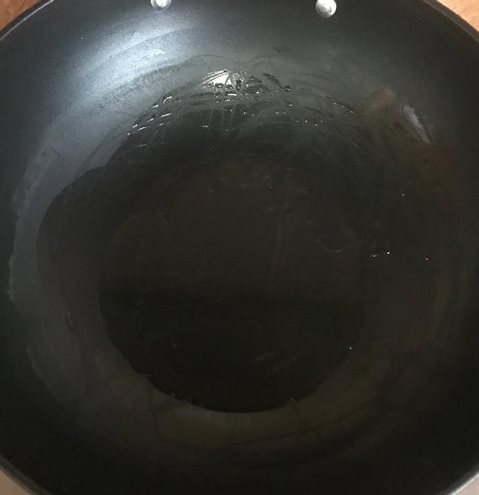 回锅素烧冬瓜,锅里到适量的食用油,冷锅热油,等到油温差不多65°左右。