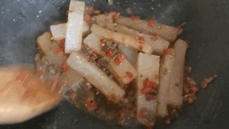 回锅素烧冬瓜,最后倒入焯水好的冬瓜,进行煸炒,使冬瓜上色,盖上锅盖小火闷5分钟左右,让冬瓜更加的入味。