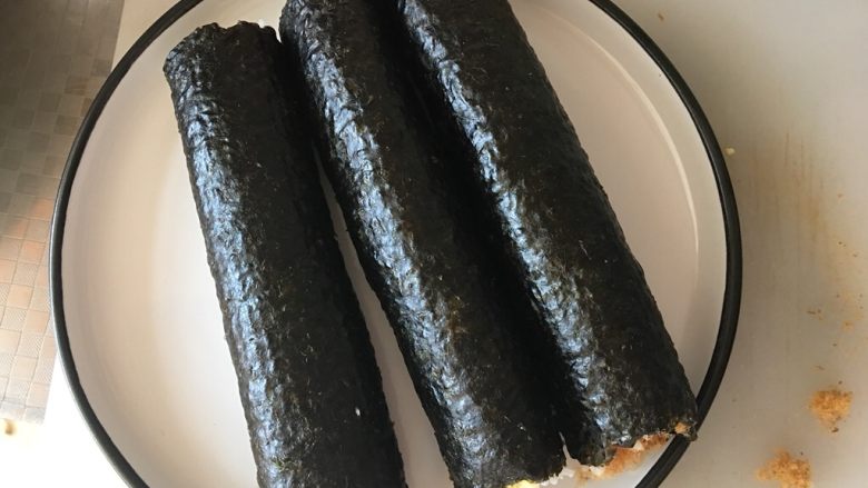 寿司,卷好的寿司一定紧实,太松容易散