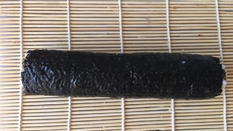 寿司,做好的寿司卷,继续切成1.5cm宽的寿司,我用的面包锯齿刀,切出来也很齐整