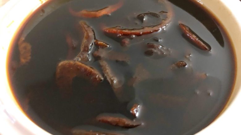 川贝柠檬膏,炖好了,这是炖了12个小时的样子,是不是颜色有很大的变化