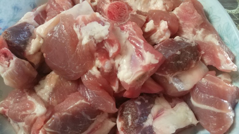 糖醋排骨,准备猪排半斤，洗净备用