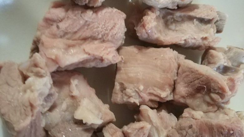 糖醋排骨,排骨放入锅内加水煮30分钟捞出（排骨汤不要倒了，后续有用）