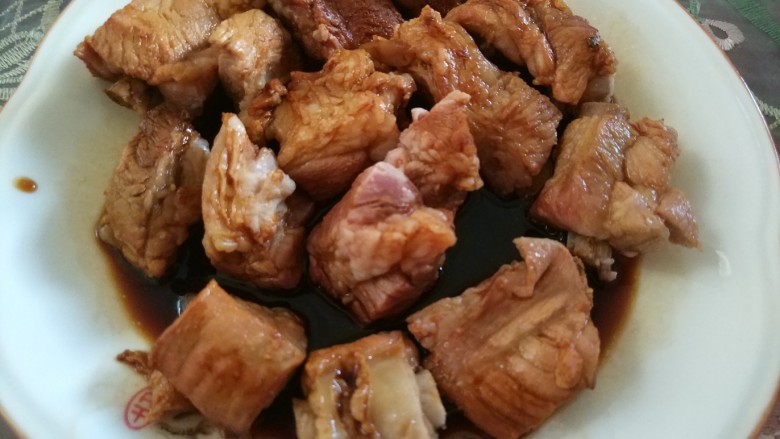 糖醋排骨,两勺香醋（注意是香醋哦超市里都有），一勺料酒，一勺生抽，半勺老抽，腌至半小时