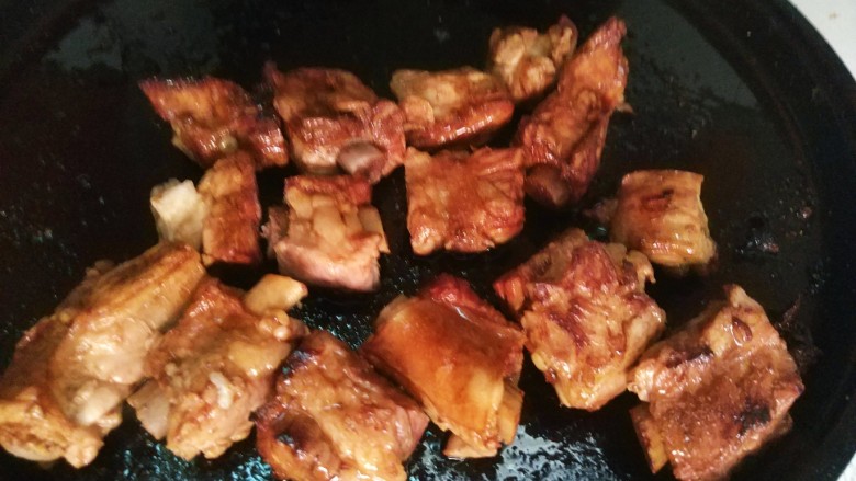 糖醋排骨,放入锅内表面煎至略黄即可捞出（油不要放多，勤翻身即可，不然肉容易变老）