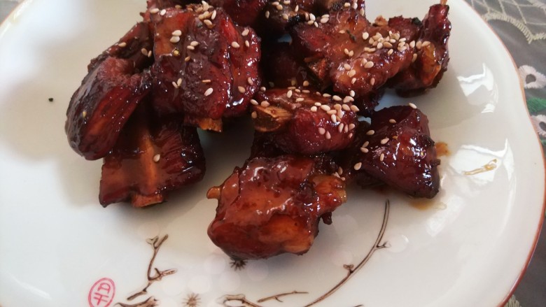 糖醋排骨,锅内放入刚才熬制排骨的排骨汤，还有刚才腌至排骨的料汁，排骨倒入，大火烧开，（排骨汤不用全部倒完末过排骨少许即可）再把冰糖全部倒入，最后大火收汁即可。（最后收汁的时候可以再加入4颗冰糖和一勺香醋，香醋一定要加的哦，这样酸酸甜甜效果更加明显），糖醋排骨即完成，出锅后撒少许白芝麻。