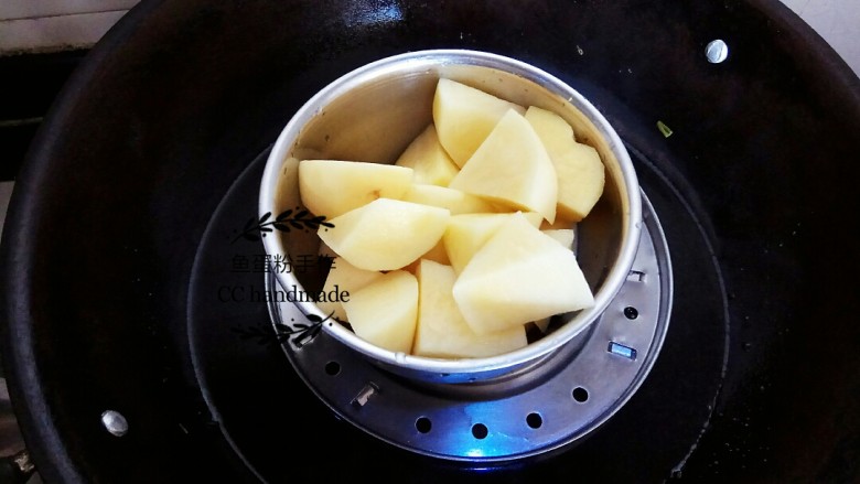 洋葱土豆饼,<a style='color:red;display:inline-block;' href='/shicai/ 23'>土豆</a>去皮后切成小块，锅里烧开水，把<a style='color:red;display:inline-block;' href='/shicai/ 23'>土豆</a>块隔热水蒸约15至20分钟。