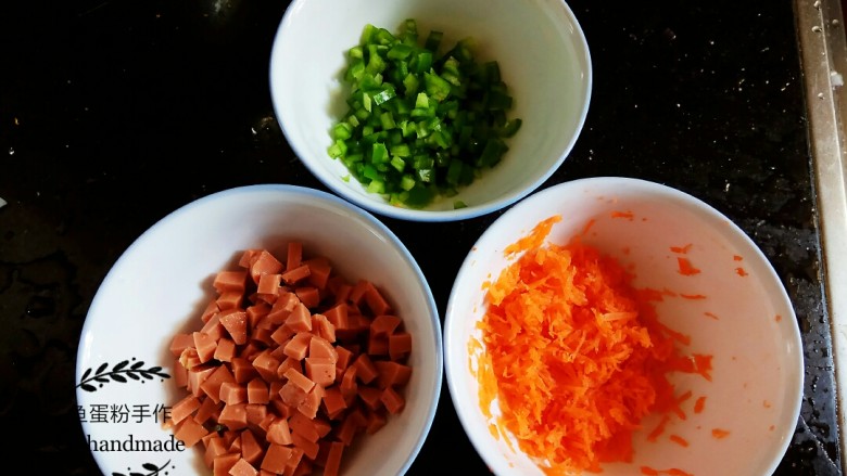 洋葱土豆饼,把<a style='color:red;display:inline-block;' href='/shicai/ 61'>青椒</a>洗干净去囊后切成小粒，<a style='color:red;display:inline-block;' href='/shicai/ 425'>香肠</a>同样切成小粒，尽量把<a style='color:red;display:inline-block;' href='/shicai/ 61'>青椒</a>切小一点。<a style='color:red;display:inline-block;' href='/shicai/ 25'>胡萝卜</a>去皮后，磨成蓉。