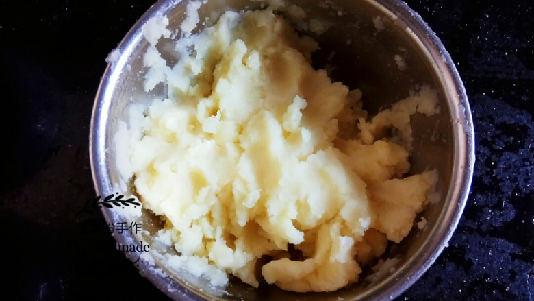 洋葱土豆饼,把蒸好的土豆取出，它放凉后用勺子或者汤勺压成泥，压的过程中请把手洗干净，用手指摸一下有没有压烂的土豆块，一边压一边摸是否有块状，直到把全部土豆压成泥