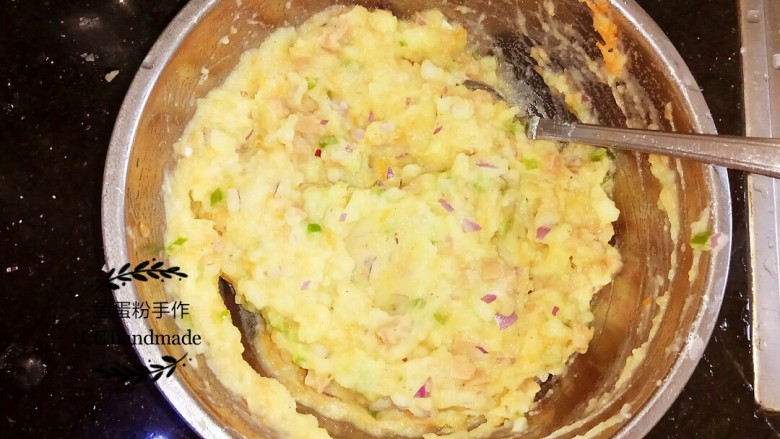 洋葱土豆饼,找一只大碗，把<a style='color:red;display:inline-block;' href='/shicai/ 9'>鸡蛋</a>打进去，搅拌成<a style='color:red;display:inline-block;' href='/shicai/ 9'>鸡蛋</a>液。倒入土豆泥，洋葱碎，青椒碎，香肠碎，胡萝卜蓉。同时加入盐，<a style='color:red;display:inline-block;' href='/shicai/ 813'>鸡粉</a>，<a style='color:red;display:inline-block;' href='/shicai/ 720'>胡椒粉</a>。把所有食材搅拌均匀，拌好的状态不会很稠，有点像刚融化的冰激凌，如果很稠，可以加一点<a style='color:red;display:inline-block;' href='/shicai/ 9'>鸡蛋</a>液。