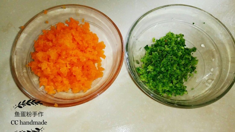 鳕鱼土豆饼,锅里烧沸水,胡萝卜和西兰花下锅焯水。然后捞上来,稍微放凉,把他们切碎。