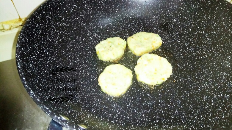 鳕鱼土豆饼, 把上述材料搅拌均匀,如果觉得土豆泥混合物比较干,可以加点刚刚蒸鳕鱼时的汤汁,如果觉得比较湿,可以适当的加点玉米淀粉。在冷锅里下油,把油加热,然后把土豆泥捏成大小一致的土豆泥团,放进锅里压扁做成土豆饼。由于所有的食材都是熟的,所以不用煎太久,把土豆饼的两面煎成金黄色就可以上碟。