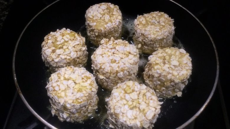 黄金燕麦香蕉,先煎一面金黄。
不要奇怪锅这么小,我是随手拿了一个迷你小锅。