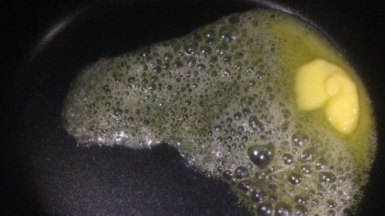 黄金燕麦香蕉,黄油下锅小火融化,也可以用玉米油代替黄油。
因为燕麦吸水性强,需放多点油。
我是分次放的,以免浪费。嫌麻烦的小伙伴也可一次性倒多点。