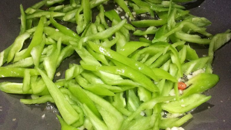 青椒炒鸡蛋,倒入青尖椒丝翻炒,断生即可。