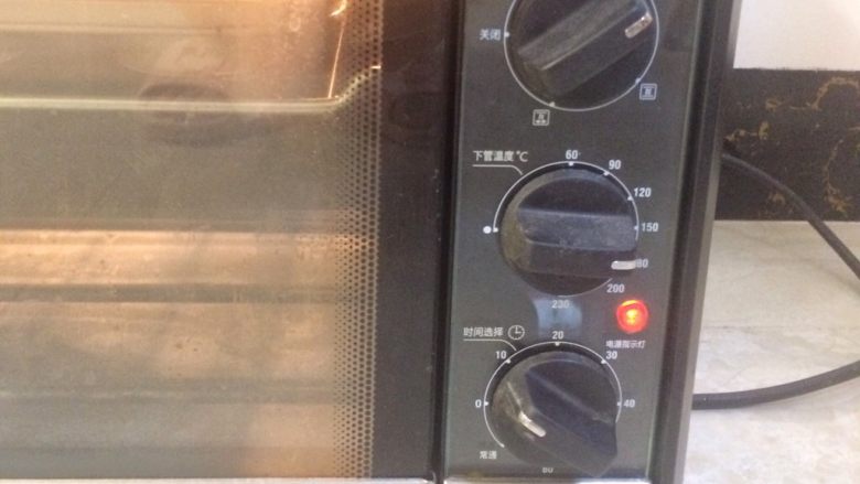 健康美味:水果酸奶燕麦杯,烤箱预热170度,将烤盘放置中层,烤制20分钟左右。