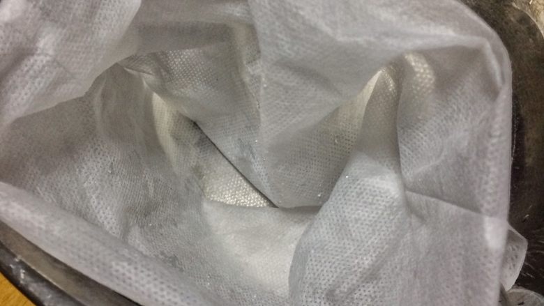 天然健康低卡甜品: 蜂蜜海石花果冻,准备好过滤袋过滤。
一般买海石花都会附送一个过滤袋子,没有过滤袋可以用纱布代替。如果纱布较稀疏,可叠3到4层过滤。
注意:过滤后的残渣不要着急丢掉,万一制作失败,还能重新回锅煲一次。