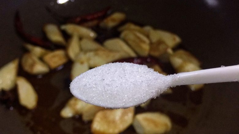 素菜简单做,鲜嫩可口的油焖茭白,适量<a style='color:red;display:inline-block;' href='/shicai/ 692'>酱油</a>、少许砂糖调味,翻炒均匀。