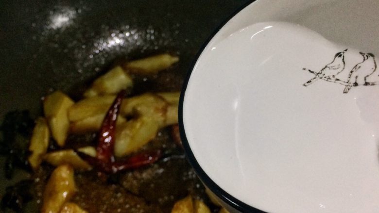 素菜简单做,鲜嫩可口的油焖茭白,倒入少许清水。
千万别倒多了,否则成了水煮茭白。