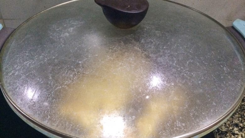 素菜简单做,鲜嫩可口的油焖茭白,盖上锅盖中小火焖一下,汤汁差不多收干即可。
