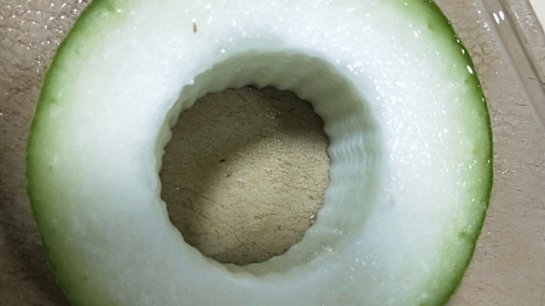 迷你冬瓜盅,如果是冬瓜的中间部分,就挖穿它,洗净待用。
