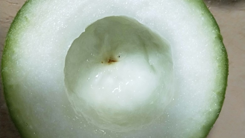 迷你冬瓜盅,如果冬瓜是有底部,不需要挖穿,保留底部,洗净待用。