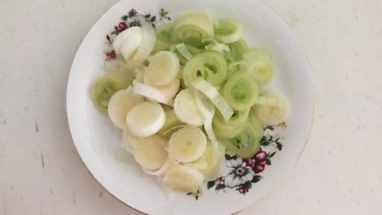 美味小零食 孜然香菇,<a style='color:red;display:inline-block;' href='/shicai/ 138'>大葱</a>切成葱花