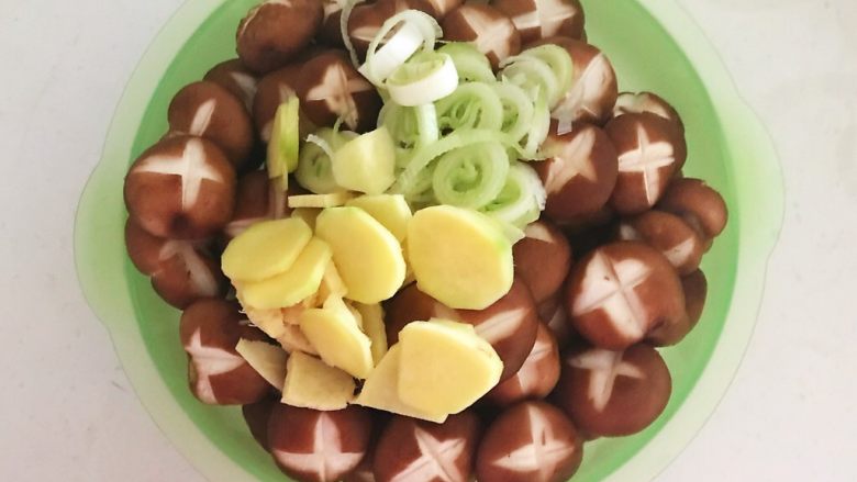 美味小零食 孜然香菇,加入姜片和葱花