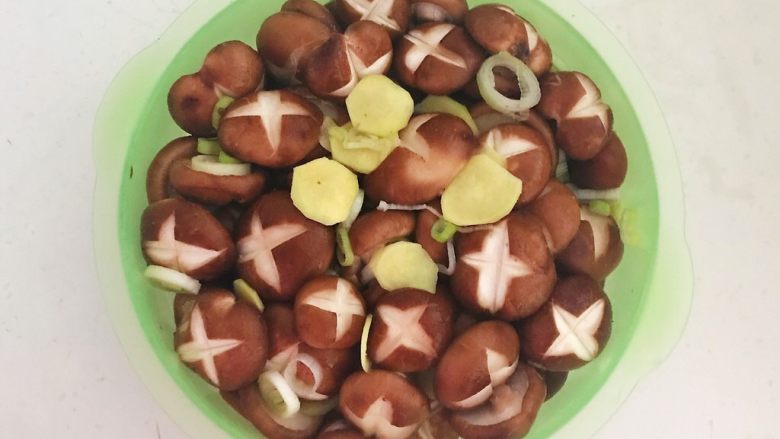 美味小零食 孜然香菇,调匀后腌制30分钟