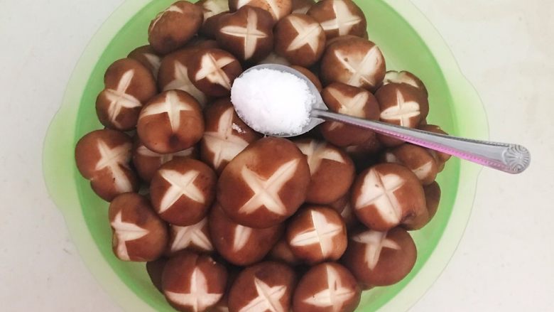 美味小零食 孜然香菇,在香菇里加入5克精盐