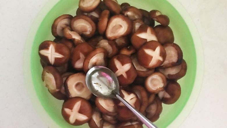 美味小零食 孜然香菇,加入2勺大豆色拉油