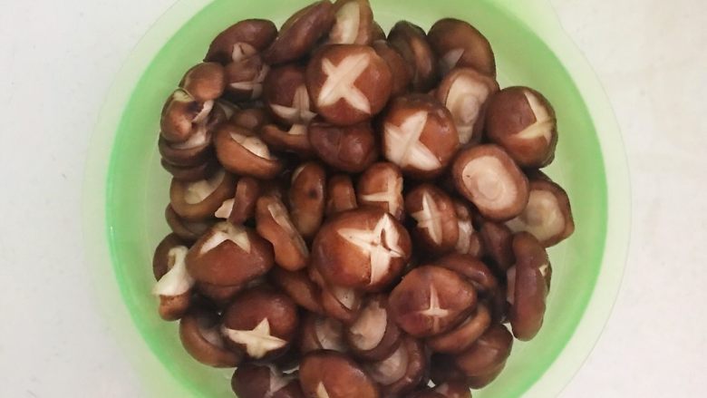 美味小零食 孜然香菇,充分调匀